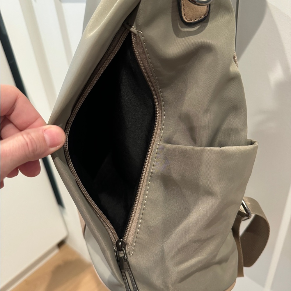 Travel backpack - Picture 4 of 6